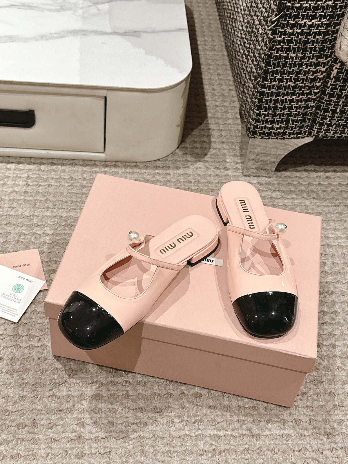 FLAT MULE IN BABY PINK MIX BLACK PATENT CALFSKIN