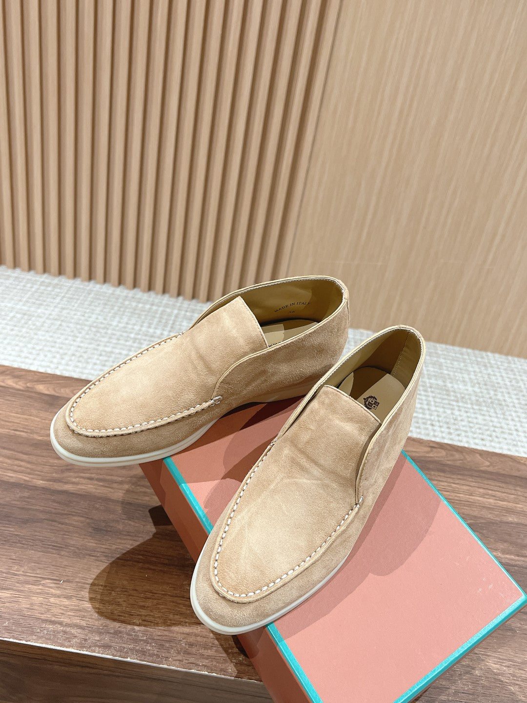 LP OPEN WALK LOAFERS CREAM SUEDE