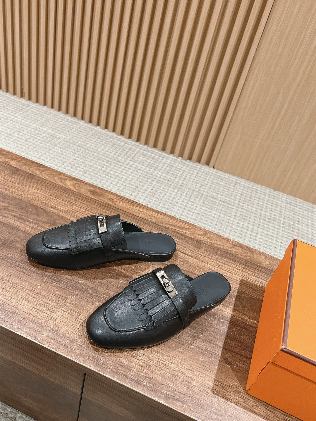 0Z Mule Fringed Black