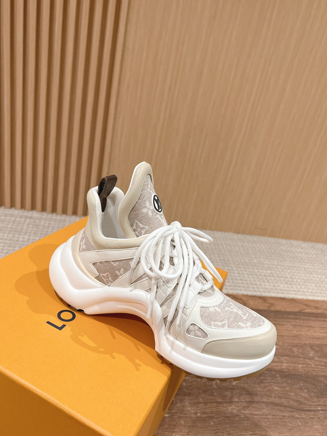 LV ARCHLIGHT SNEAKER IN WHITE CALFSKIN AND CAMEL BEIGE MONOGRAM DENIM