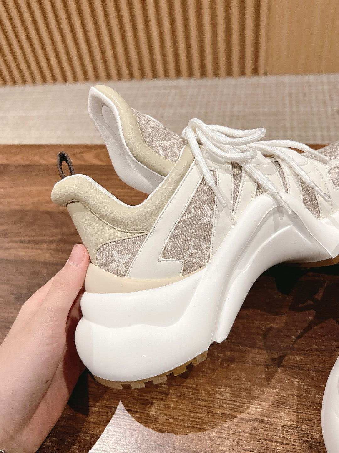 LV ARCHLIGHT SNEAKER IN WHITE CALFSKIN AND CAMEL BEIGE MONOGRAM DENIM
