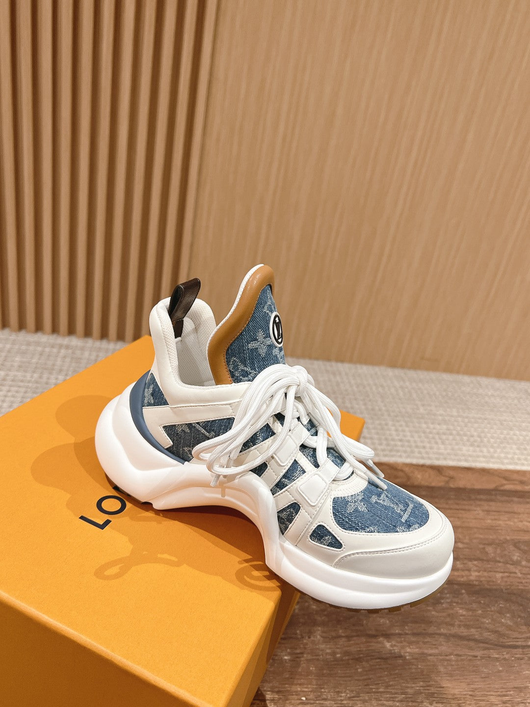 LV ARCHLIGHT SNEAKER IN WHITE CALFSKIN AND LIGHT BLUE MONOGRAM DENIM