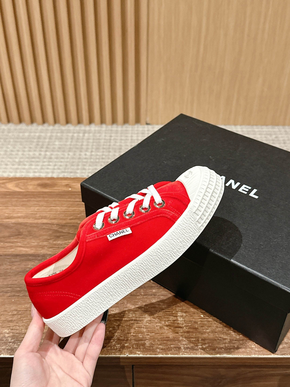 CONVERSE SNEAKER IN RUBY RED VELVET