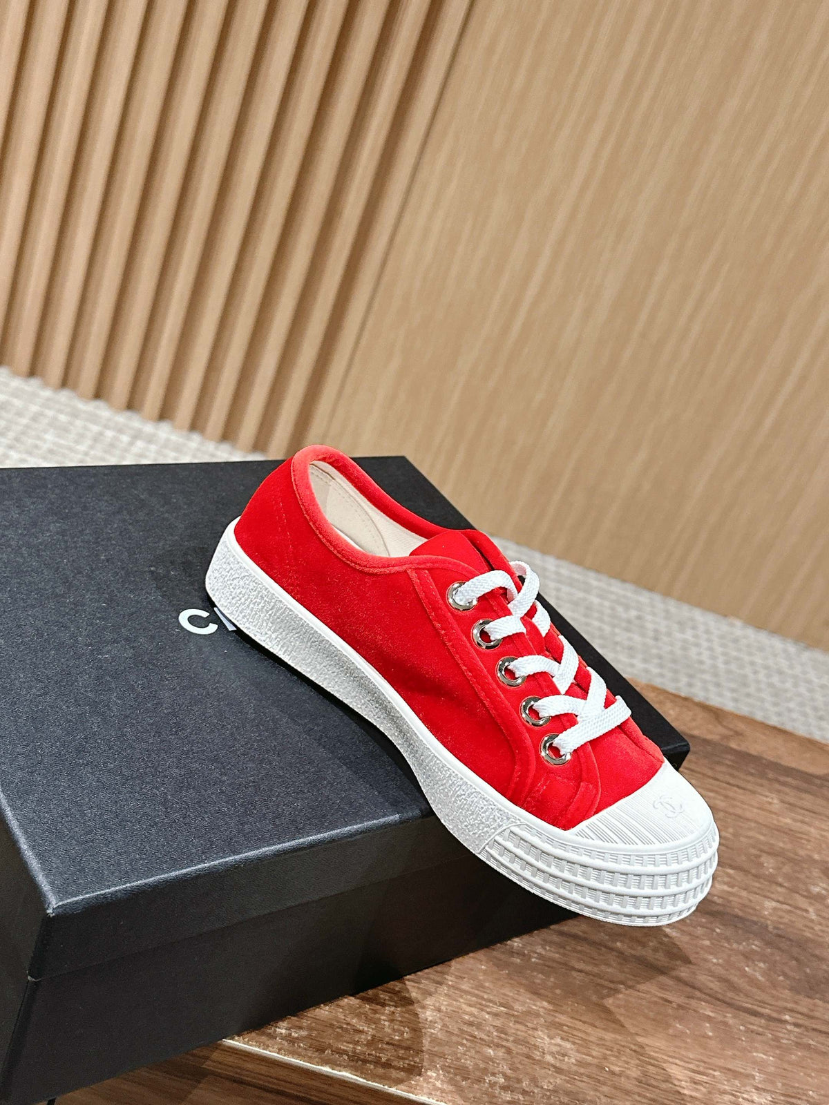 CONVERSE SNEAKER IN RUBY RED VELVET
