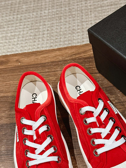 CONVERSE SNEAKER IN RUBY RED VELVET