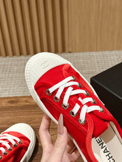 CONVERSE SNEAKER IN RUBY RED VELVET