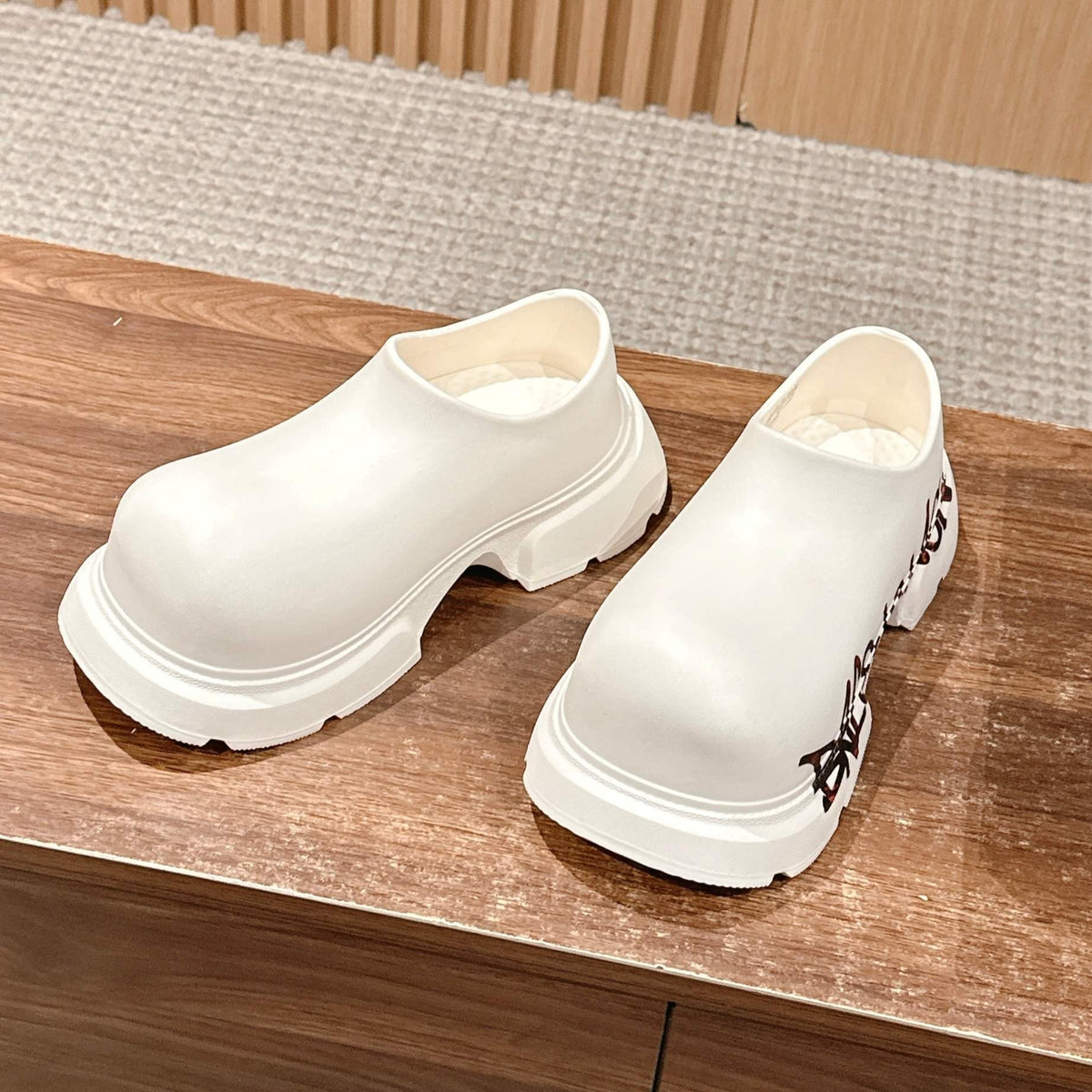 GRAFFITI THICK-SOLED CHEF SHOES IN WHITE RUBBER