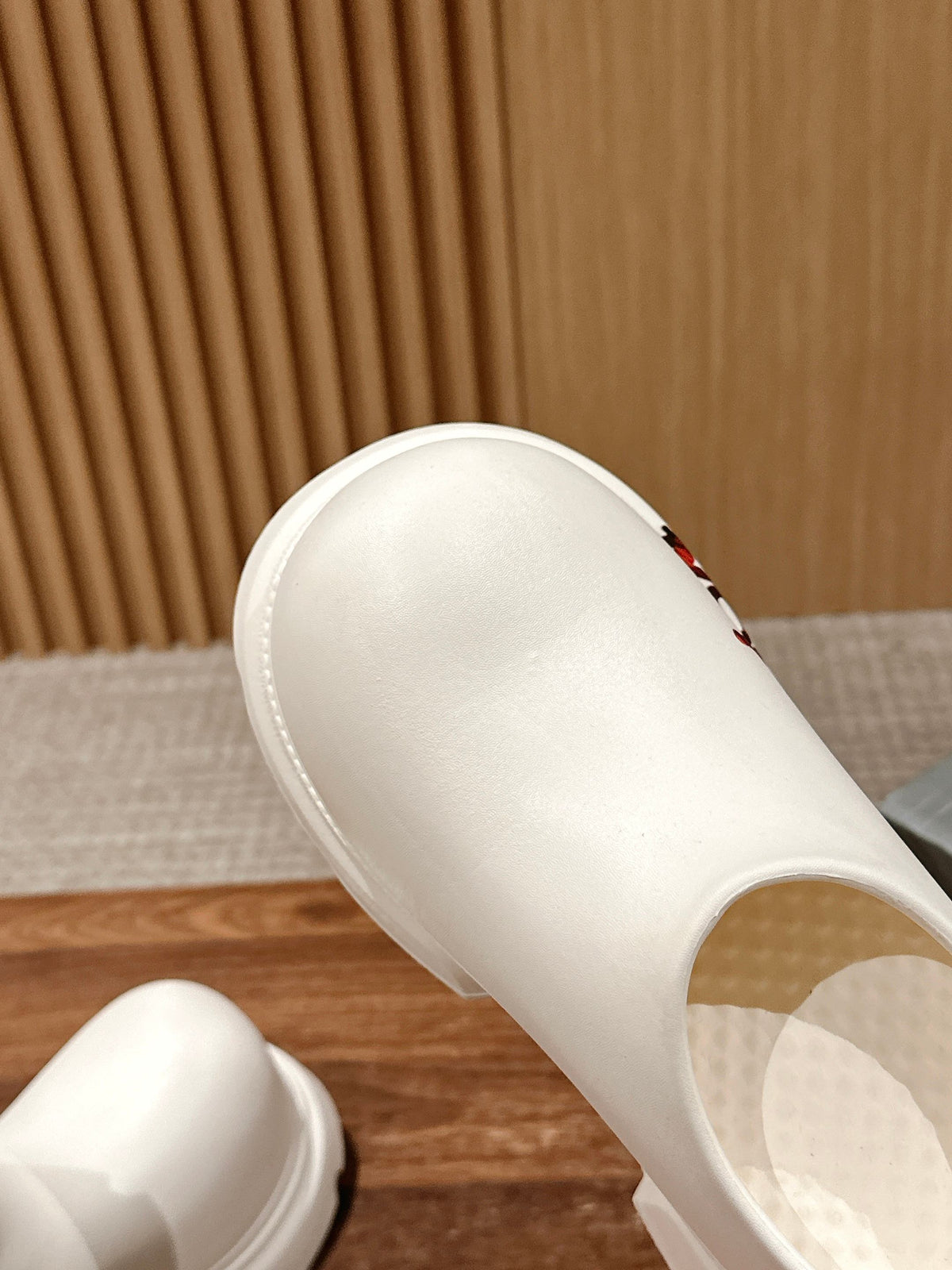 GRAFFITI THICK-SOLED CHEF SHOES IN WHITE RUBBER
