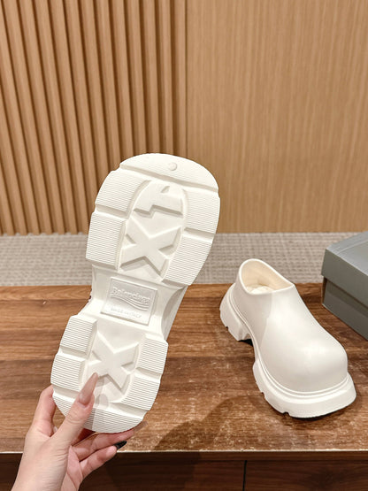 GRAFFITI THICK-SOLED CHEF SHOES IN WHITE RUBBER