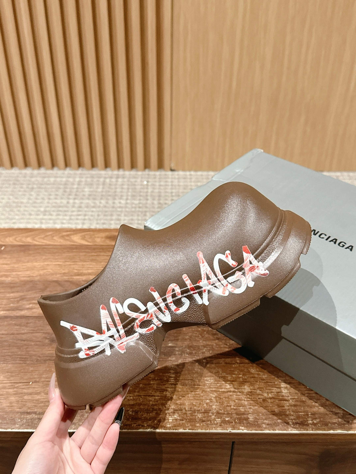 GRAFFITI THICK-SOLED CHEF SHOES IN BROWN RUBBER