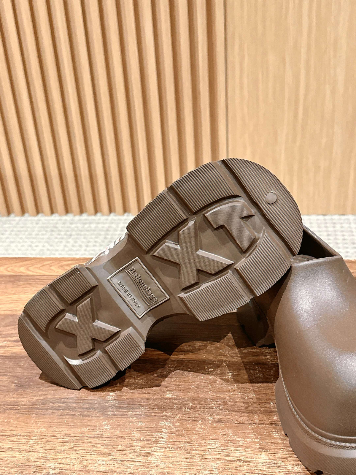 GRAFFITI THICK-SOLED CHEF SHOES IN BROWN RUBBER