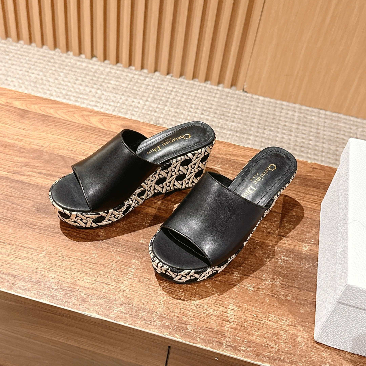 ATTITUDE WEDGE SLIDE 90MM IN BLACK CALFSKIN CANVAS SOLE