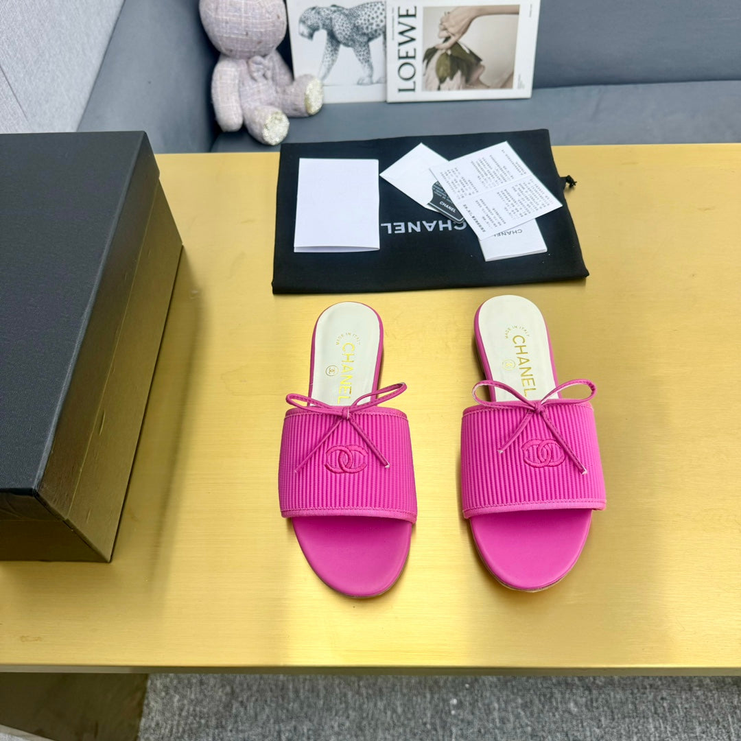 BOW SLIPPERS IN BRIGHT PINK LAMBSKIN