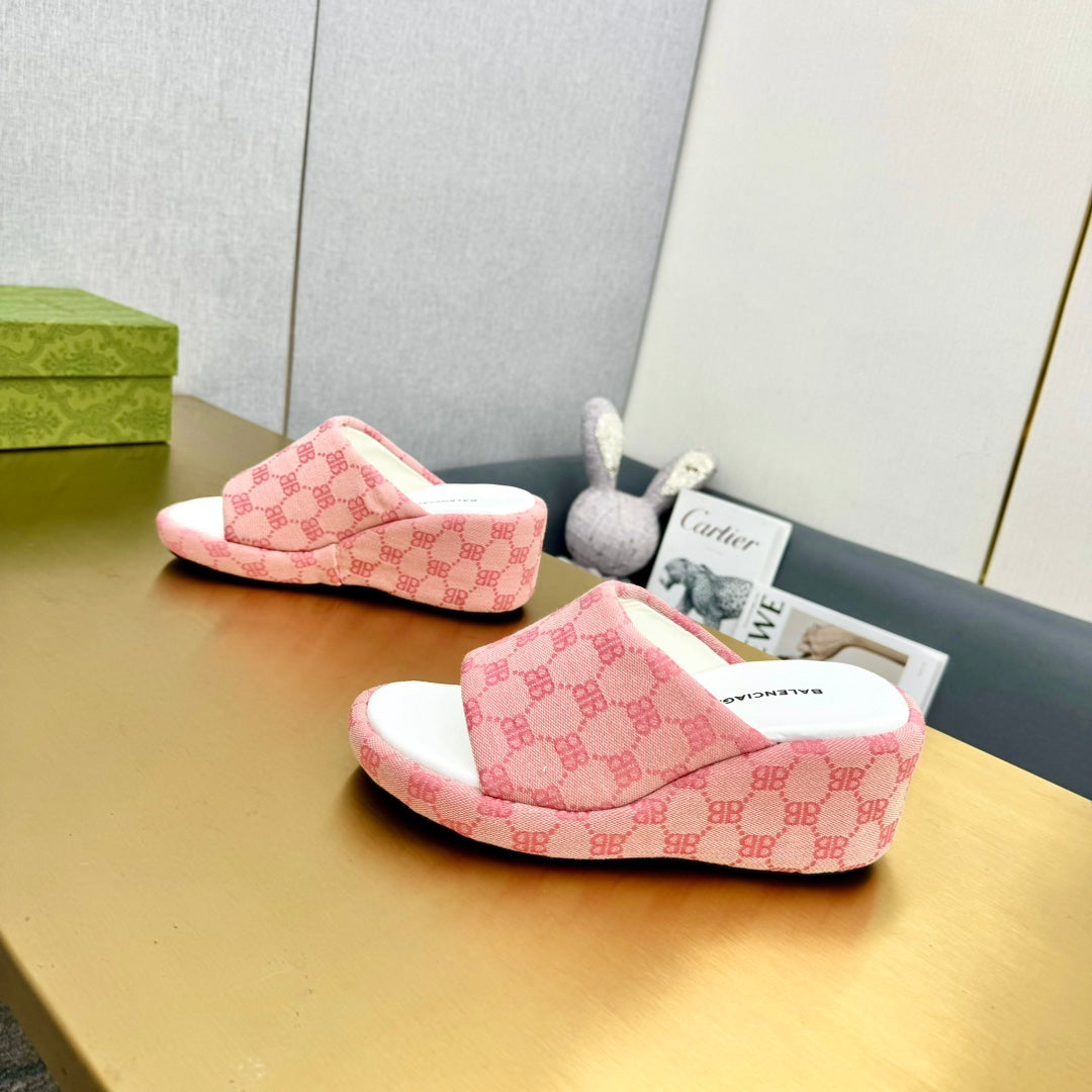 WEDGE SANDALS IN PINK MONOGRAM JACQUARD FABRIC