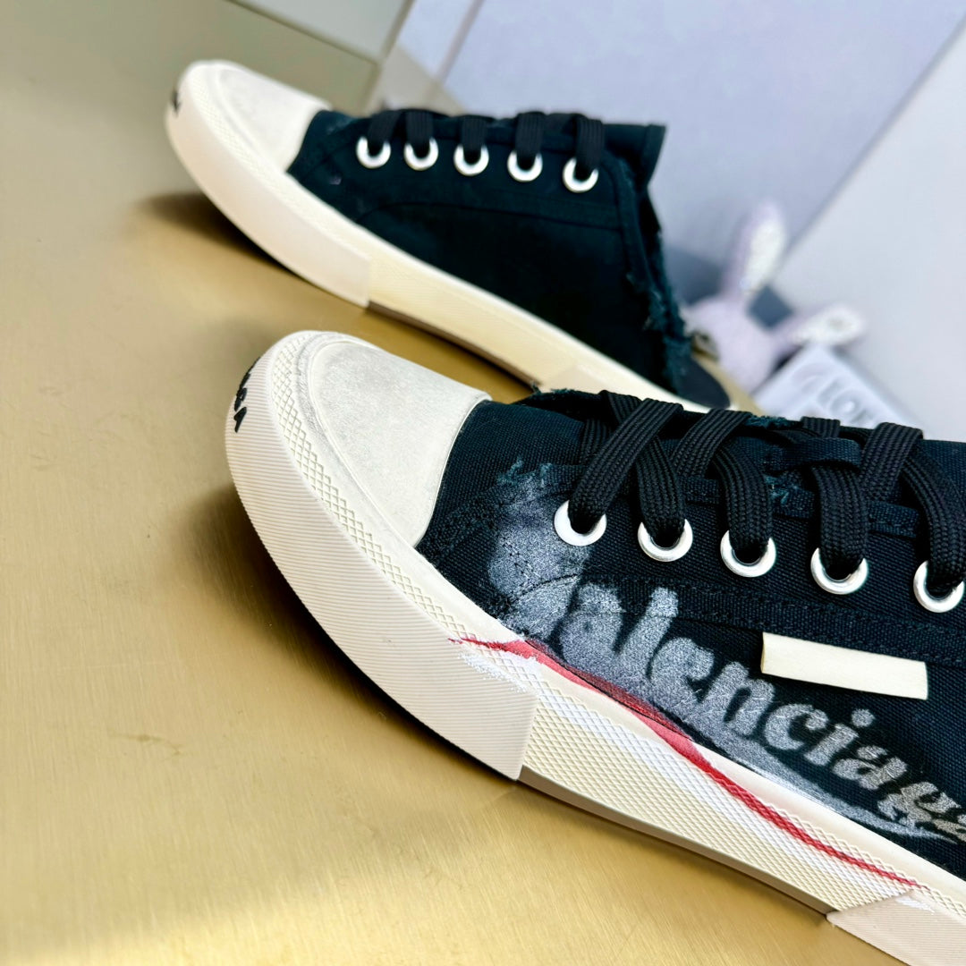 SNEAKER MULES IN BLACK CANVAS GRAFFITI LOGO