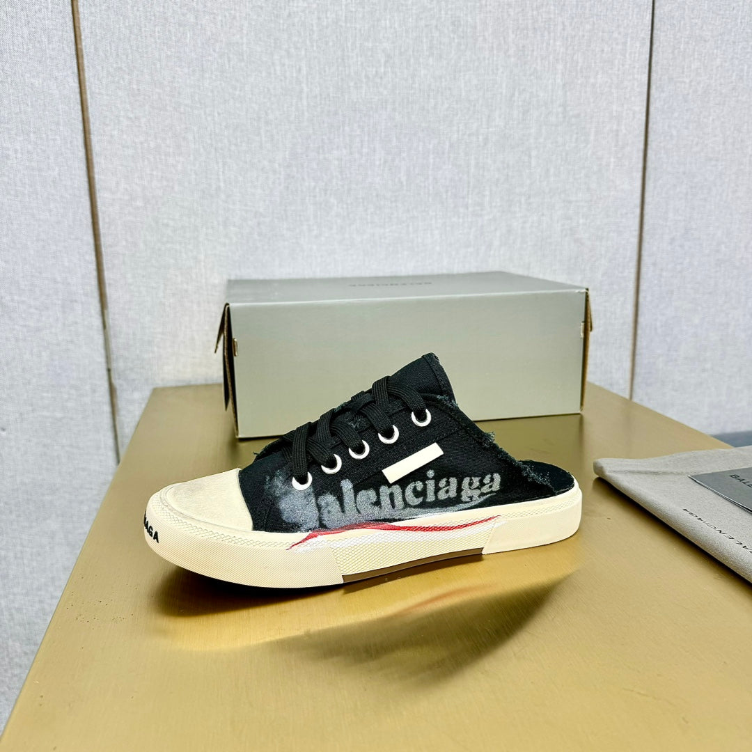 SNEAKER MULES IN BLACK CANVAS GRAFFITI LOGO