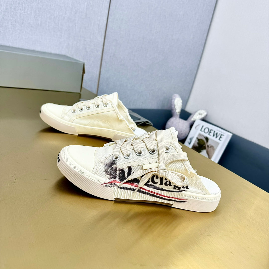 SNEAKER MULES IN WHITE CANVAS GRAFFITI LOGO