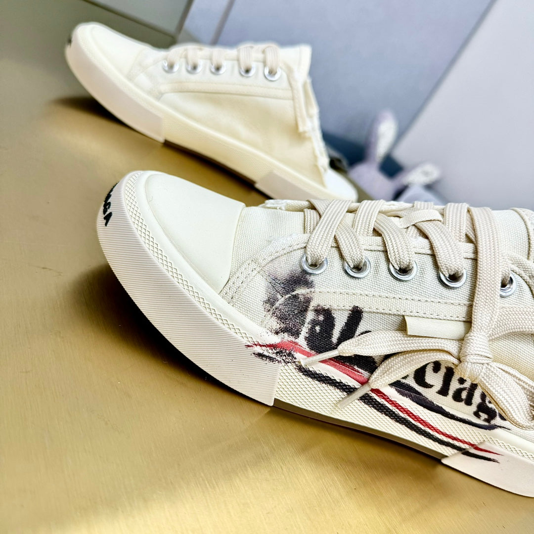 SNEAKER MULES IN WHITE CANVAS GRAFFITI LOGO