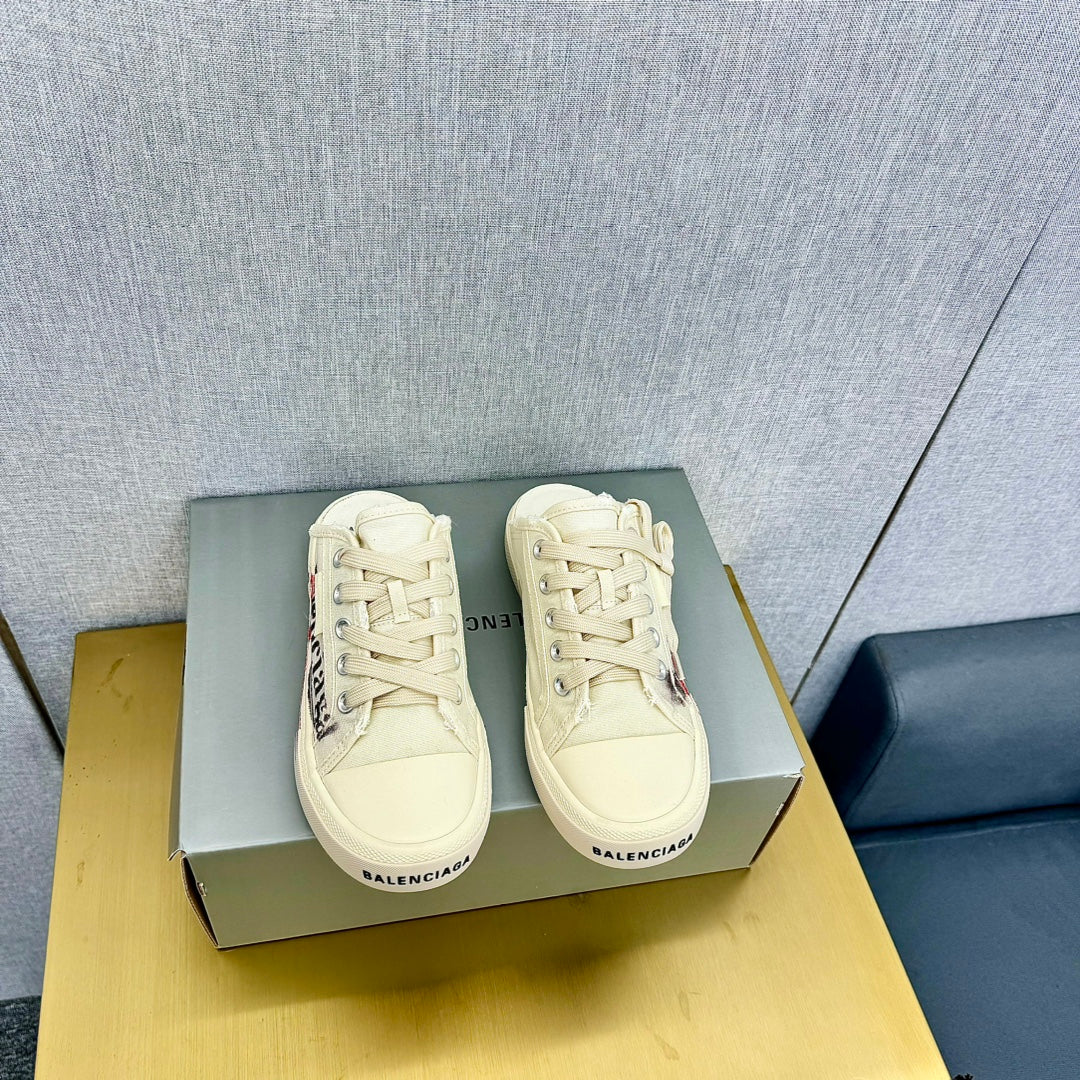 SNEAKER MULES IN WHITE CANVAS GRAFFITI LOGO