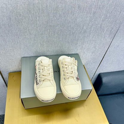 SNEAKER MULES IN WHITE CANVAS GRAFFITI LOGO