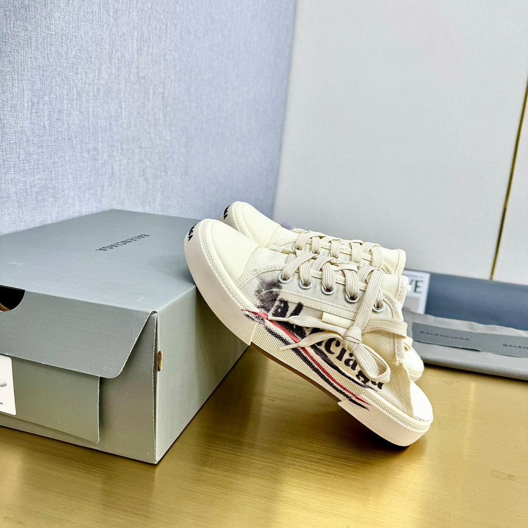 SNEAKER MULES IN WHITE CANVAS GRAFFITI LOGO