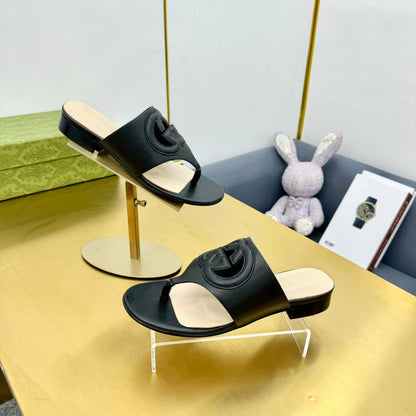 BLONDIE THONG SANDAL IN BLACK LAMBSKIN