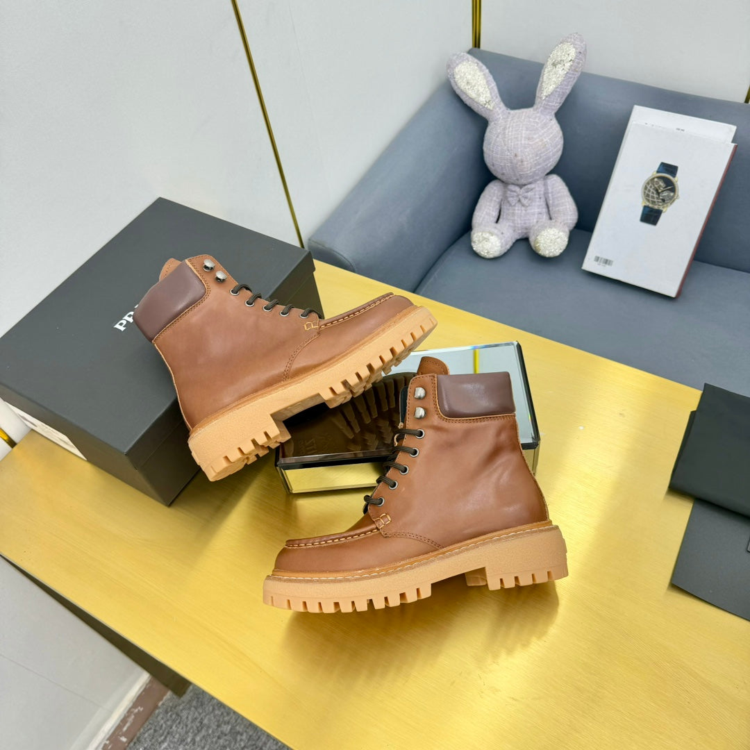 LACE-UP ANKLE BOOTS IN COGNAC CALFSKIN
