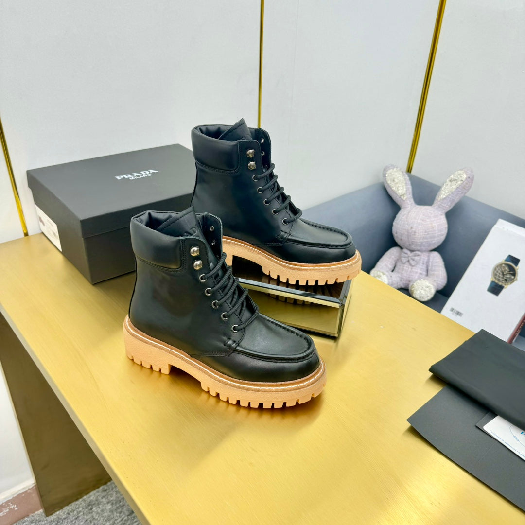 LACE-UP ANKLE BOOTS IN BLACK CALFSKIN