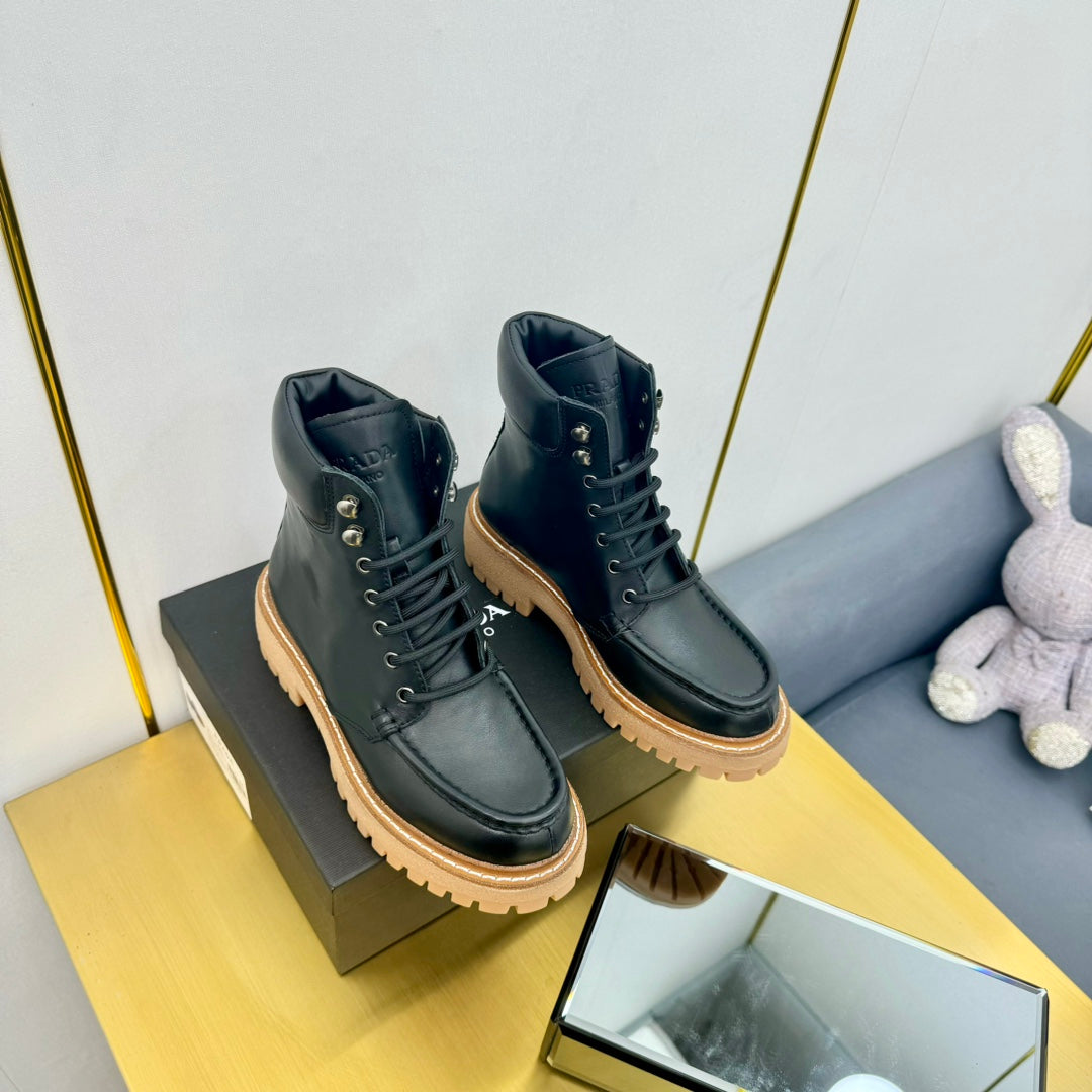 LACE-UP ANKLE BOOTS IN BLACK CALFSKIN