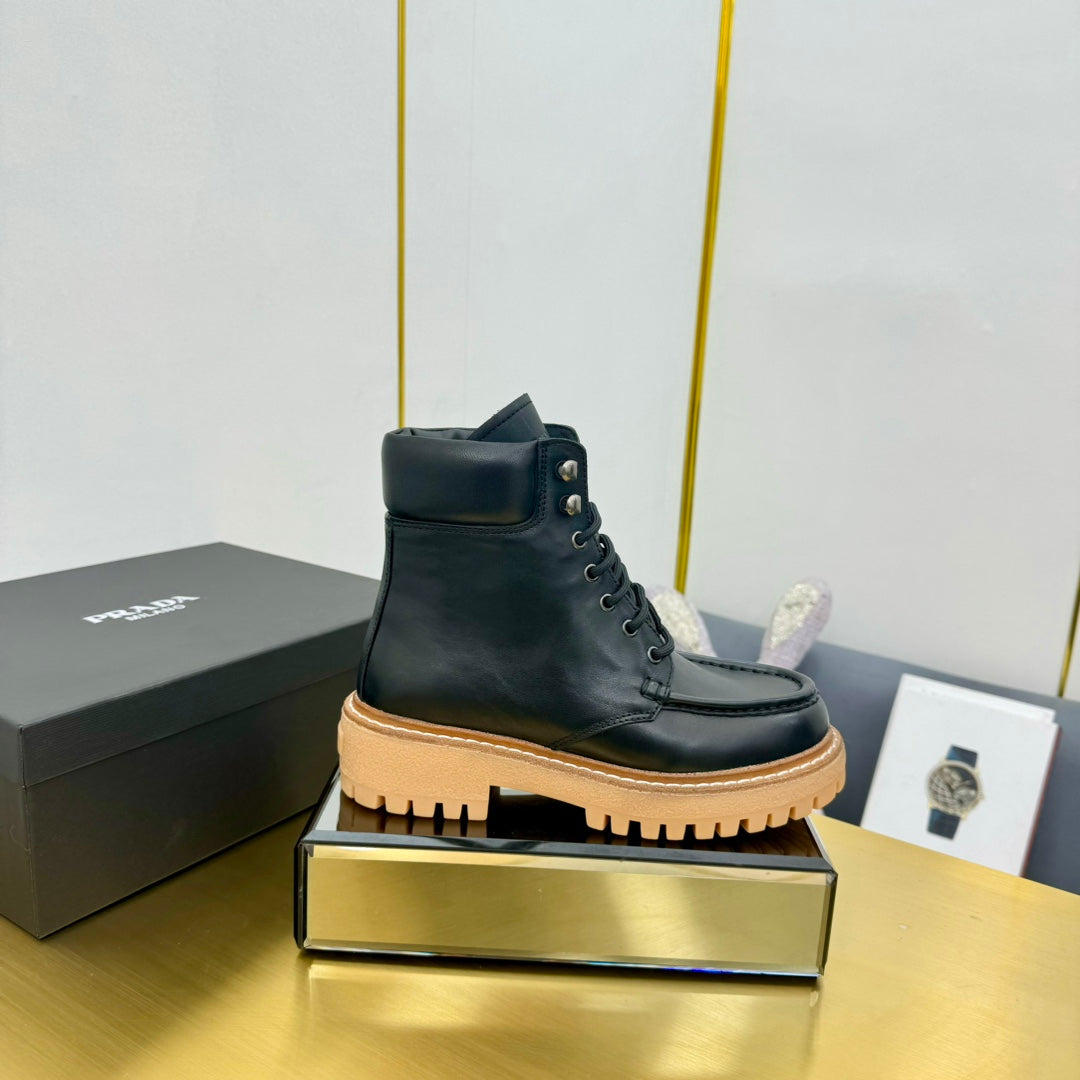 LACE-UP ANKLE BOOTS IN BLACK CALFSKIN