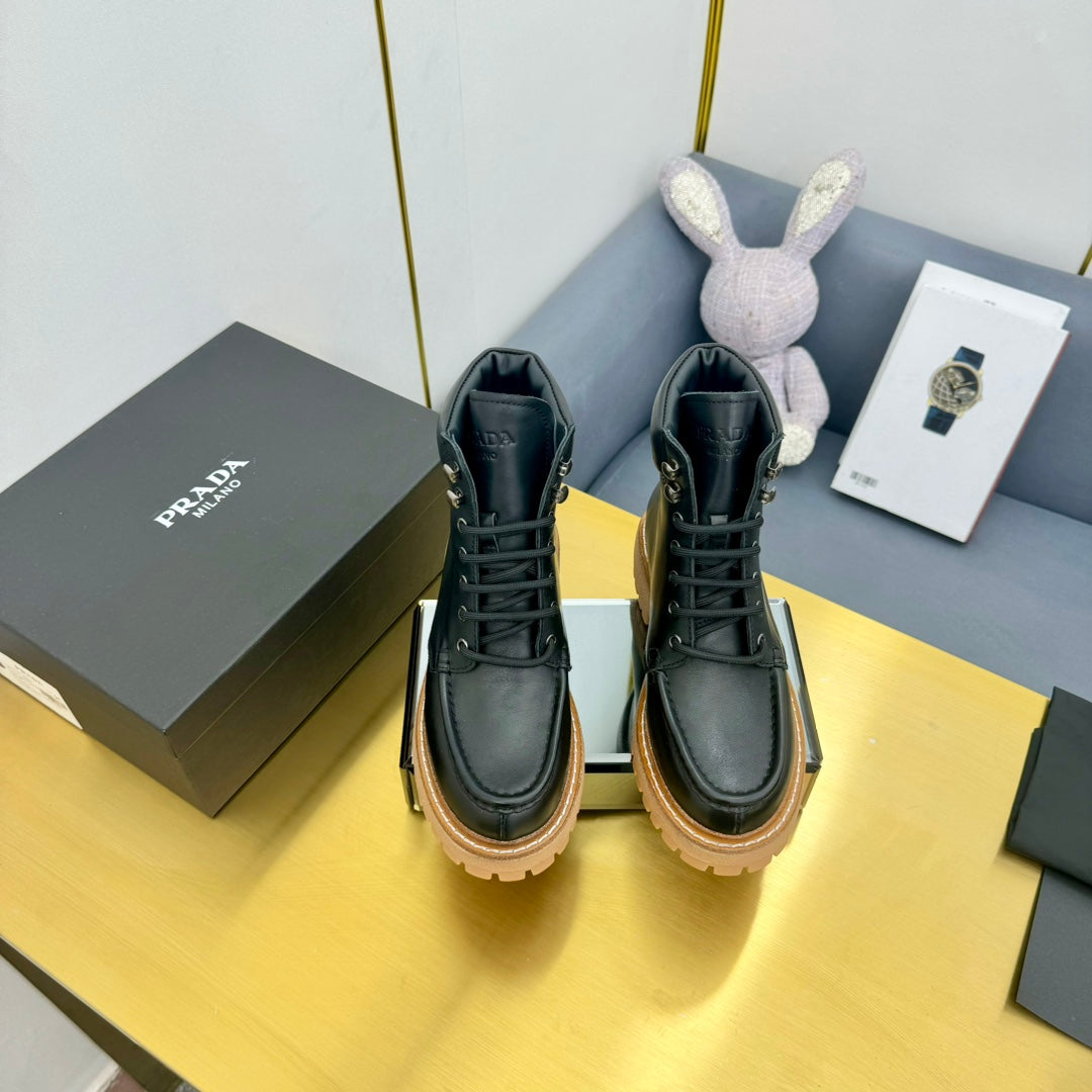 LACE-UP ANKLE BOOTS IN BLACK CALFSKIN