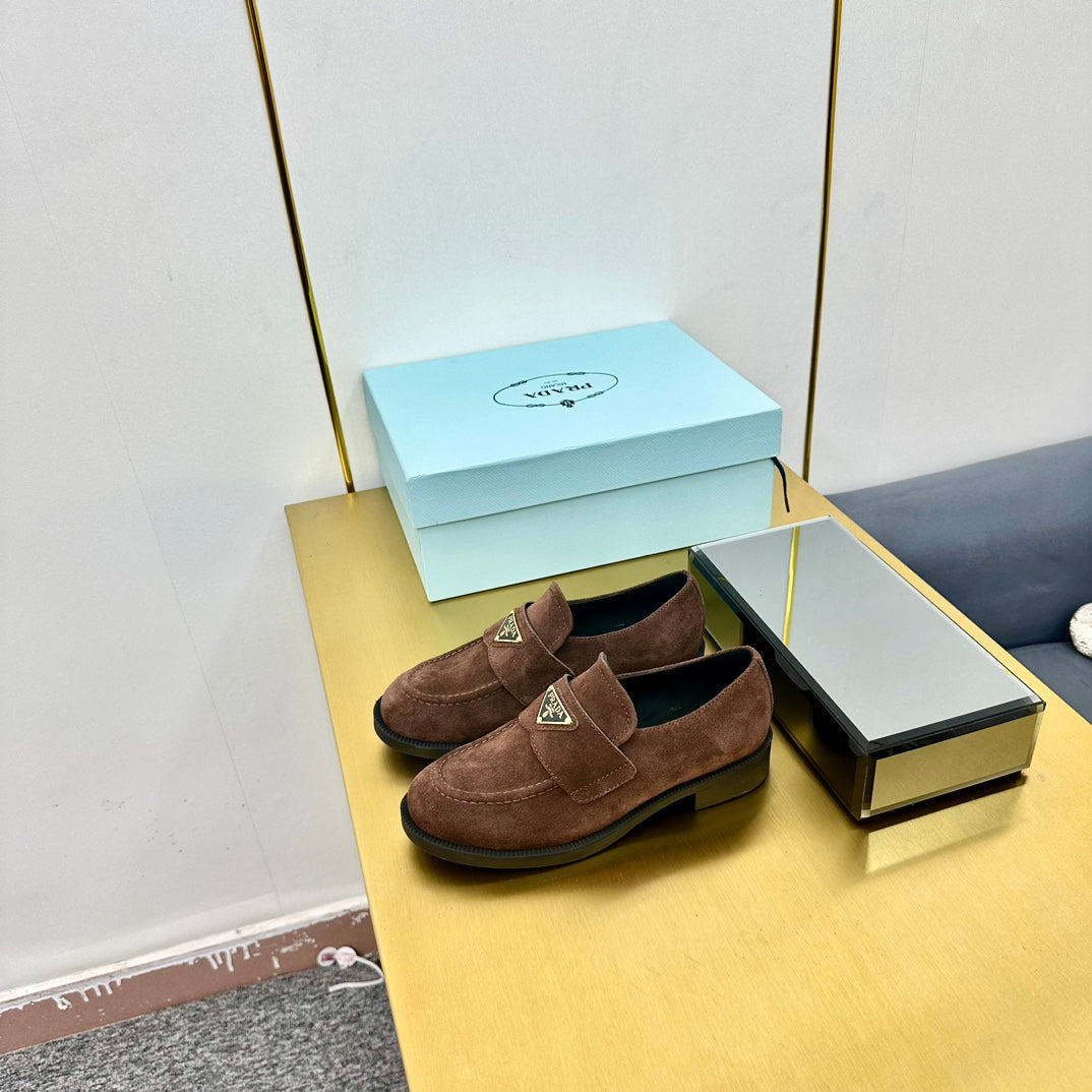 LOAFERS ATTACHED TRIANGLE LOGO IN WALNUT BROWN SUEDE