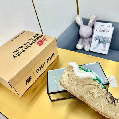 MIUXNB 530 SNEAKERS IN DARK BEIGE SUEDE SHEARLING