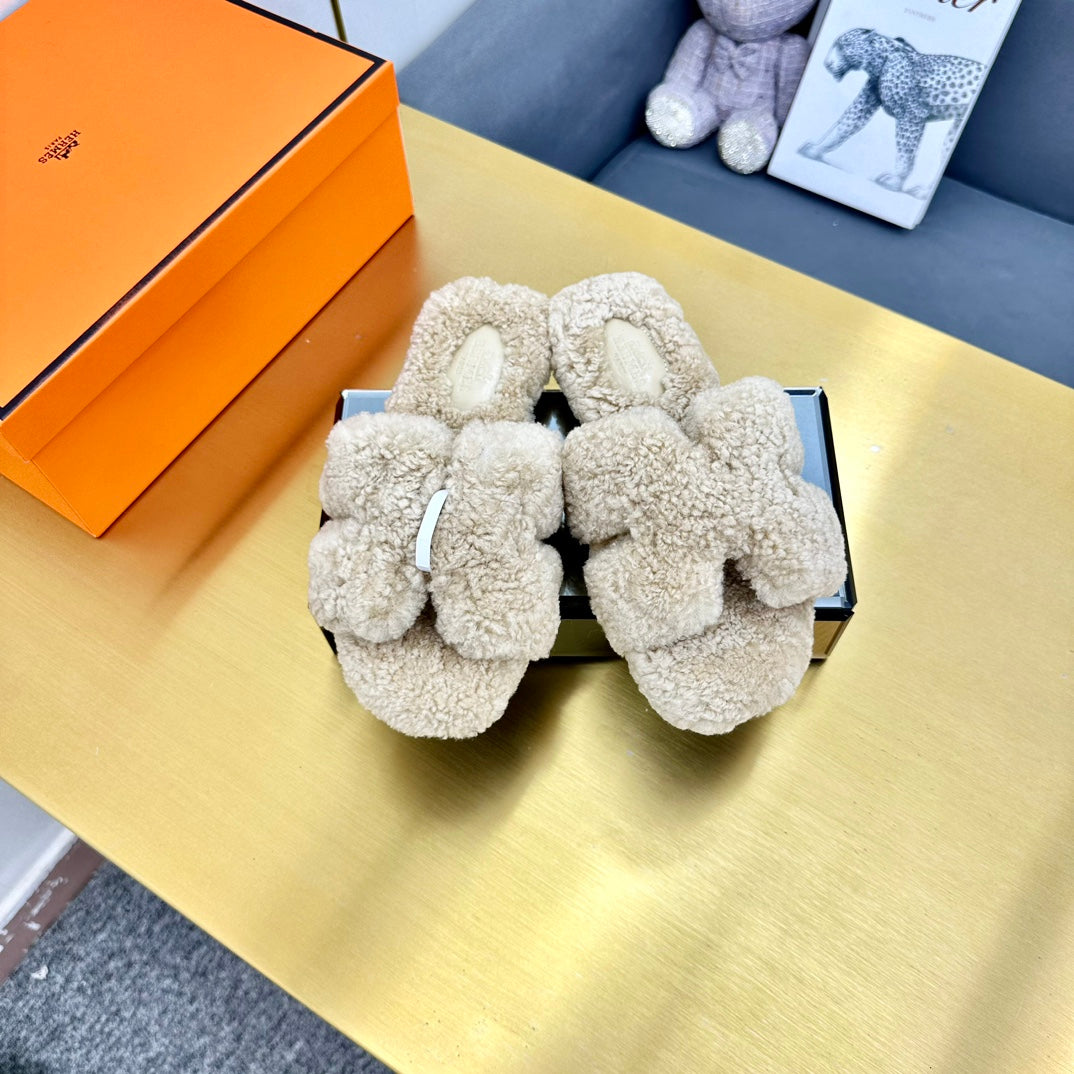 ORAN SHEARLING SANDALS ECRU TAN