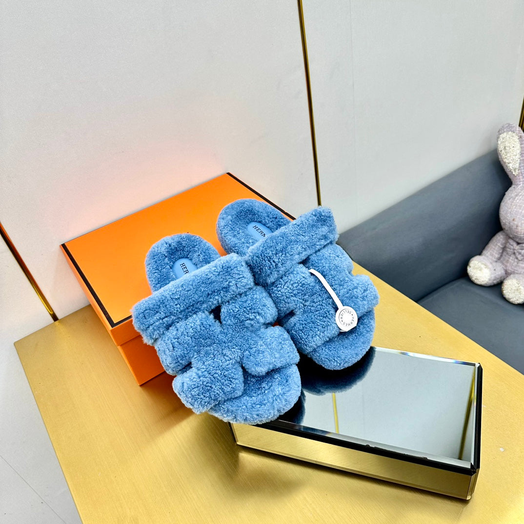 CHYPRE SANDAL IN OCEAN BLUE SHEARLING