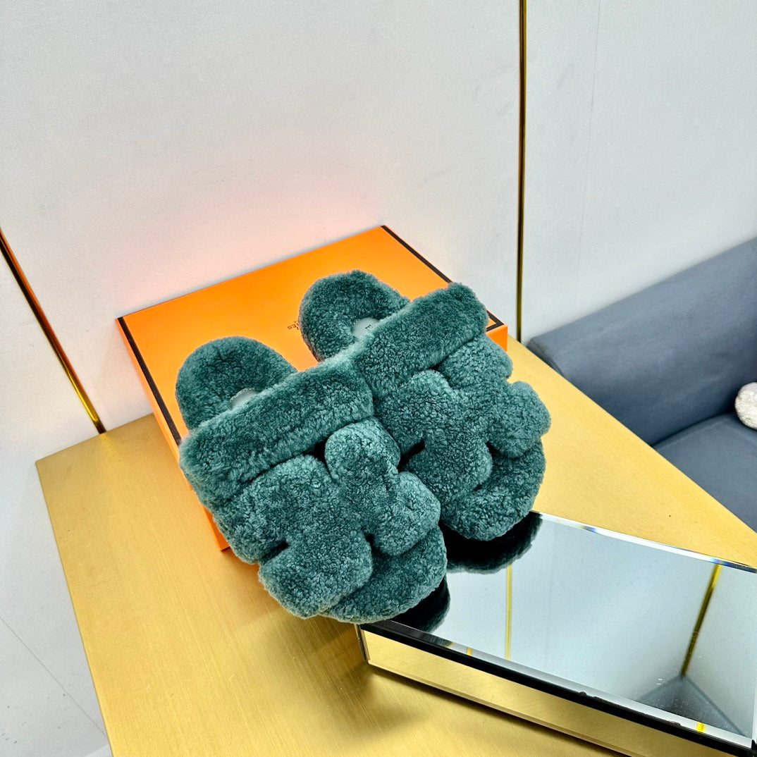 CHYPRE SANDAL IN FOREST GREEN SHEARLING