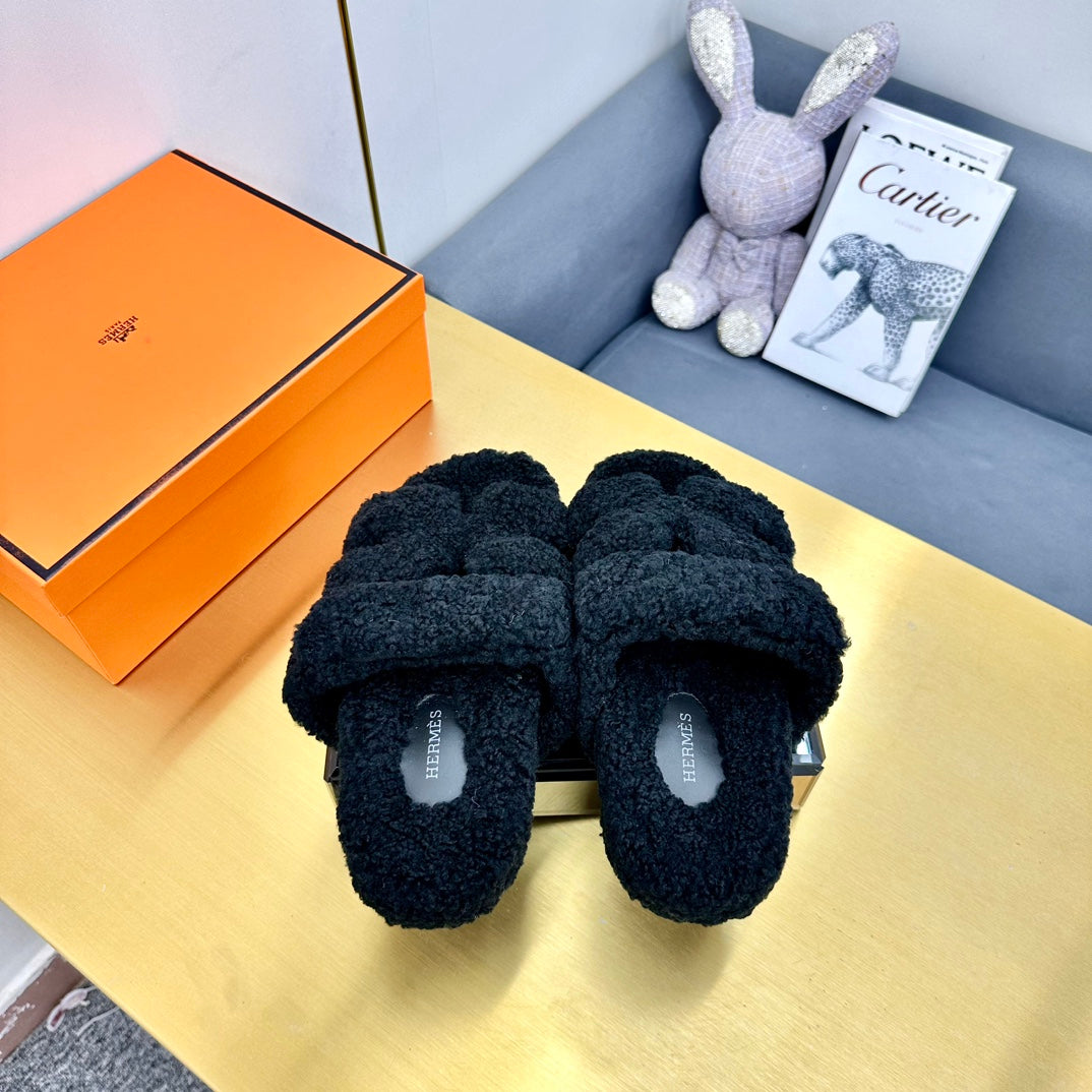 CHYPRE SANDAL IN BLACK SHEARLING