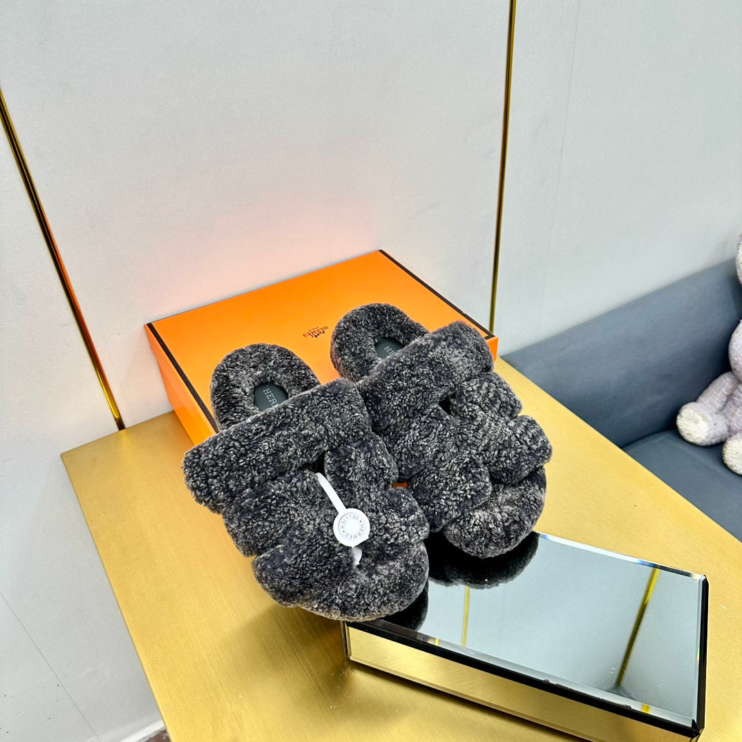 CHYPRE SANDAL IN DARK GRAY SHEARLING