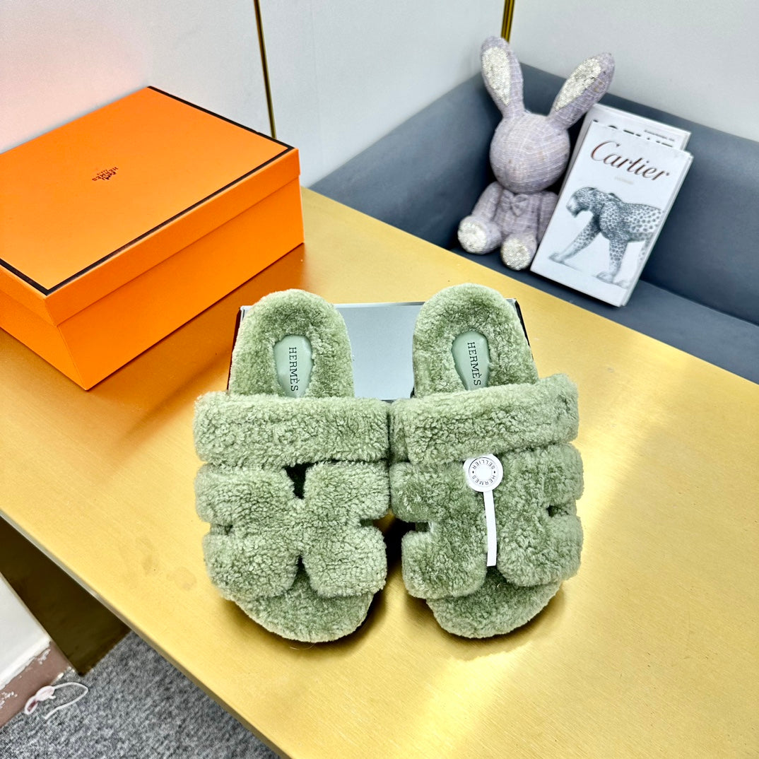 CHYPRE SANDAL IN JADE GREEN SHEARLING