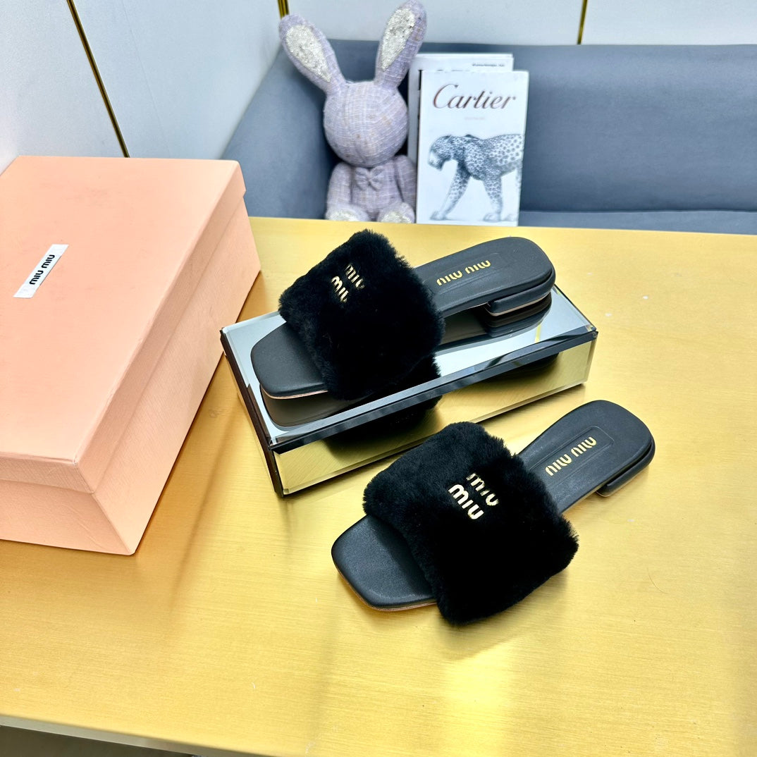 BLACK SLIPPERS LAMB FUR