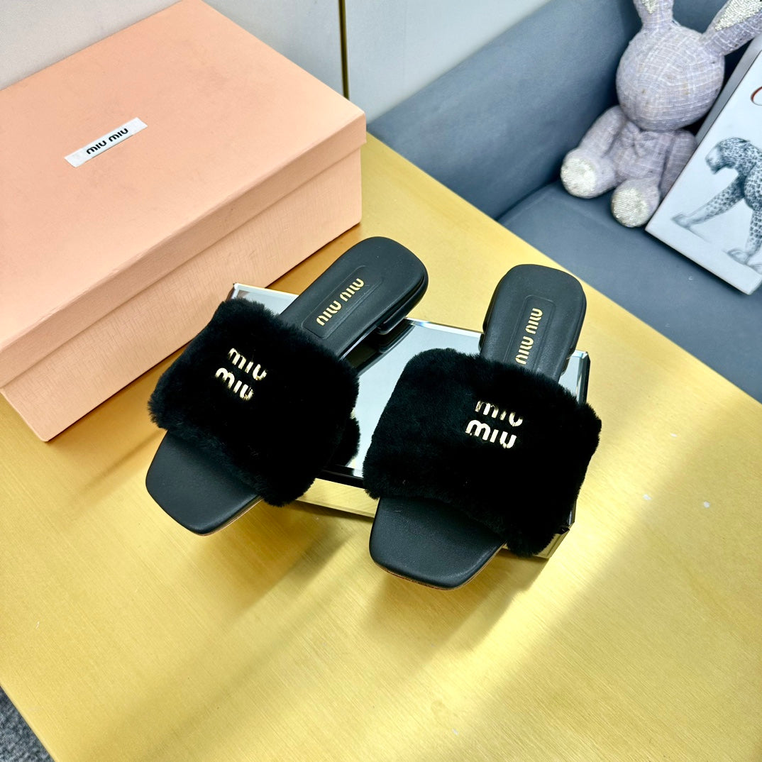 BLACK SLIPPERS LAMB FUR