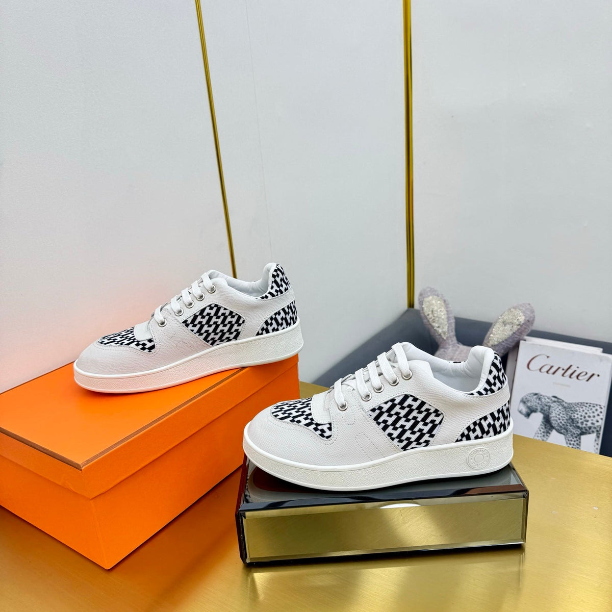 FREE SNEAKER IN WHITE CALFSKIN AND "H EN BIAIS" BLACK CANVAS