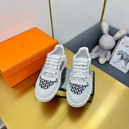 FREE SNEAKER IN WHITE CALFSKIN AND "H EN BIAIS" BLACK CANVAS