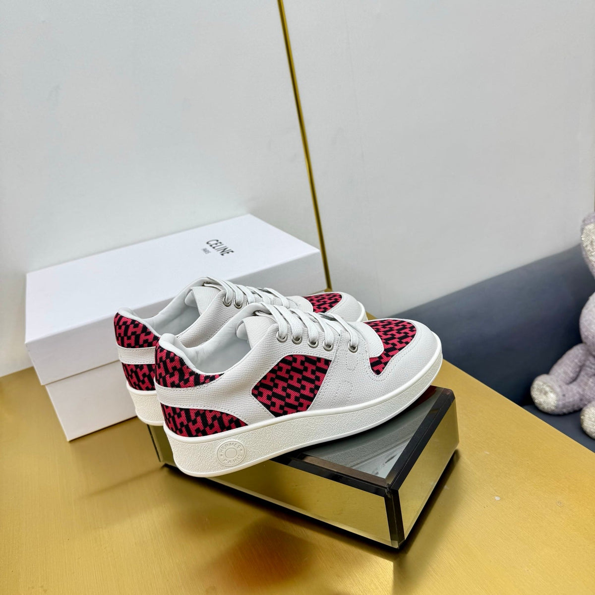 FREE SNEAKER IN WHITE CALFSKIN AND "H EN BIAIS" RED CANVAS.