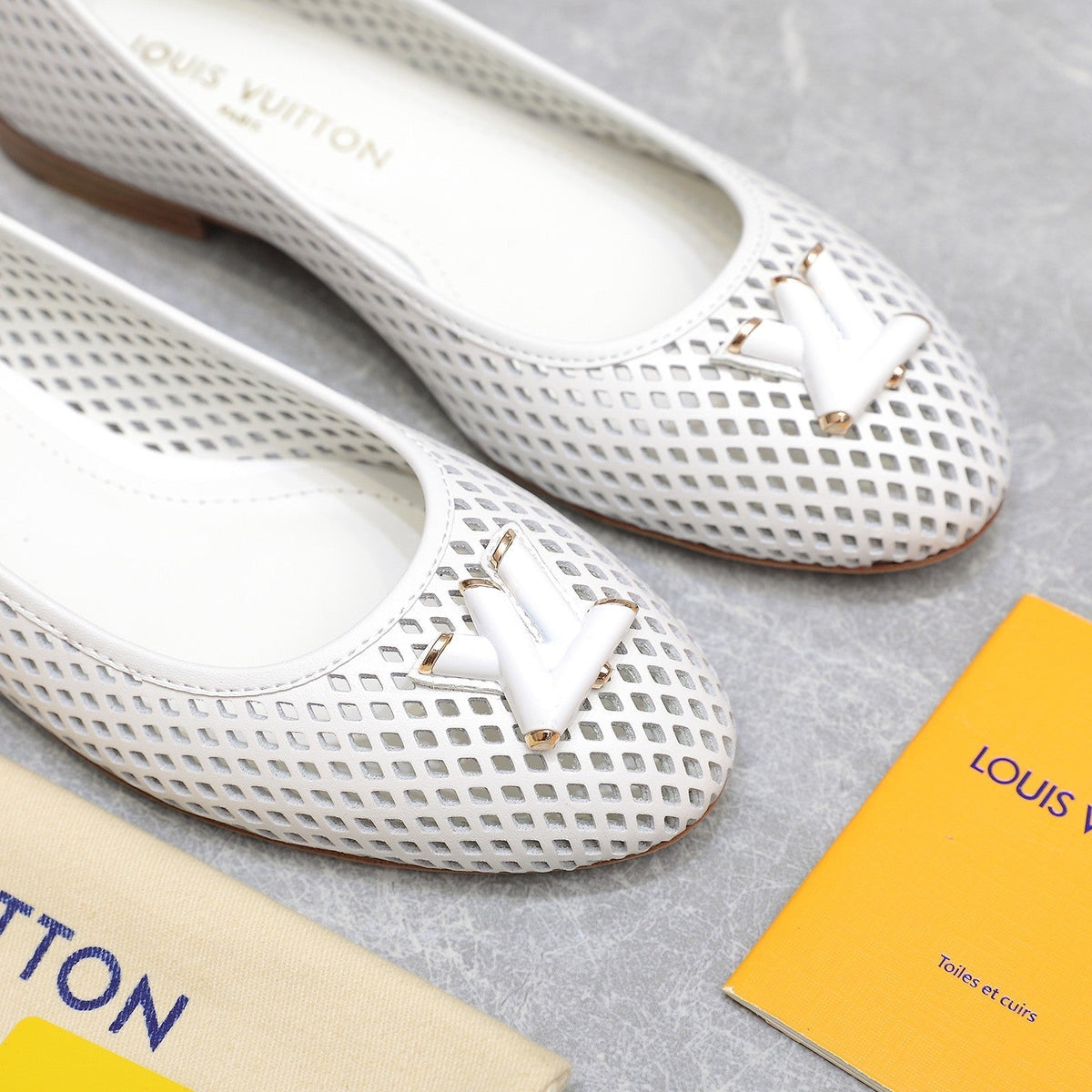 LV WOMEN'S BALLET FLAT IN WHITE CALFSKIN WITH PERFORATION CRAFTMANSHIP