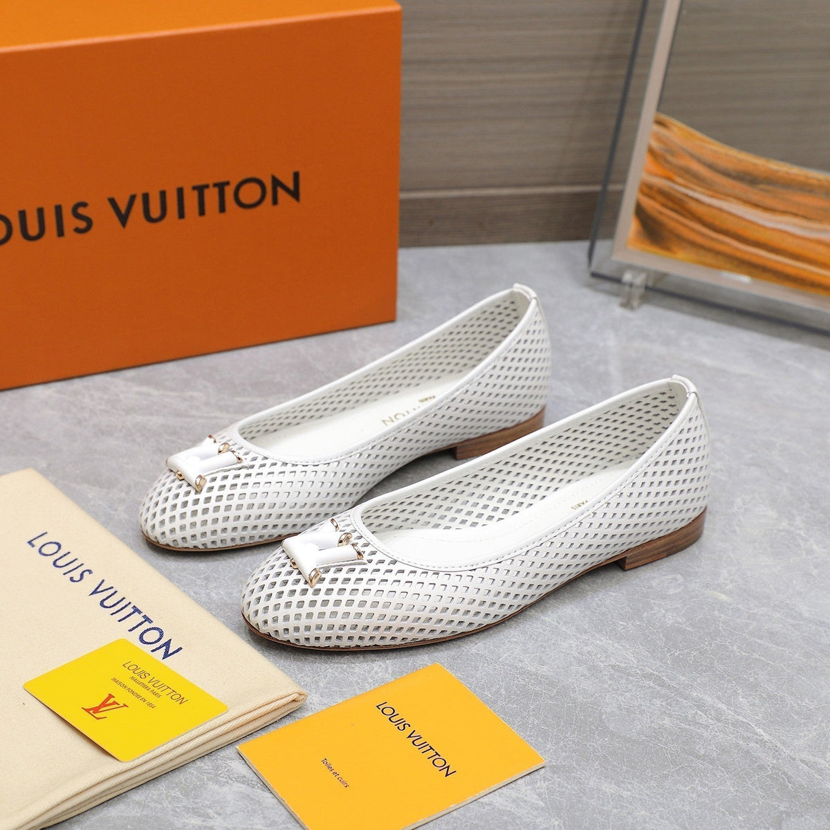 LV WOMEN'S BALLET FLAT IN WHITE CALFSKIN WITH PERFORATION CRAFTMANSHIP