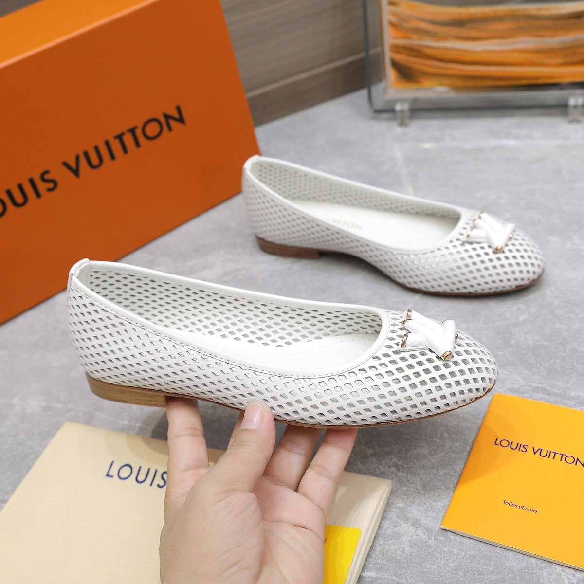 LV WOMEN'S BALLET FLAT IN WHITE CALFSKIN WITH PERFORATION CRAFTMANSHIP