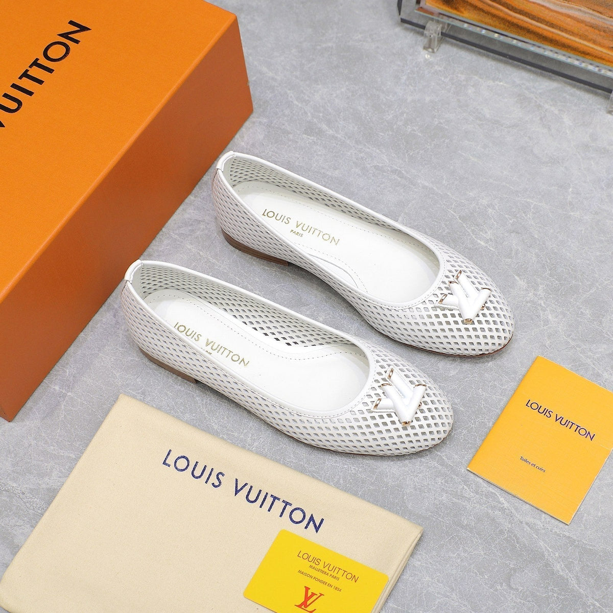 LV WOMEN'S BALLET FLAT IN WHITE CALFSKIN WITH PERFORATION CRAFTMANSHIP