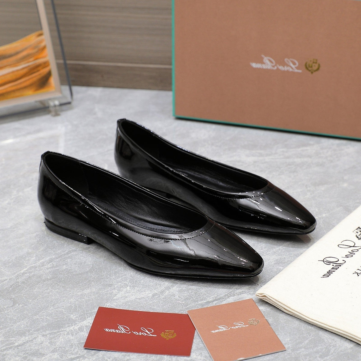 CLASSIC BALLET SHOES IN BLACK GLOSSY LEATHER