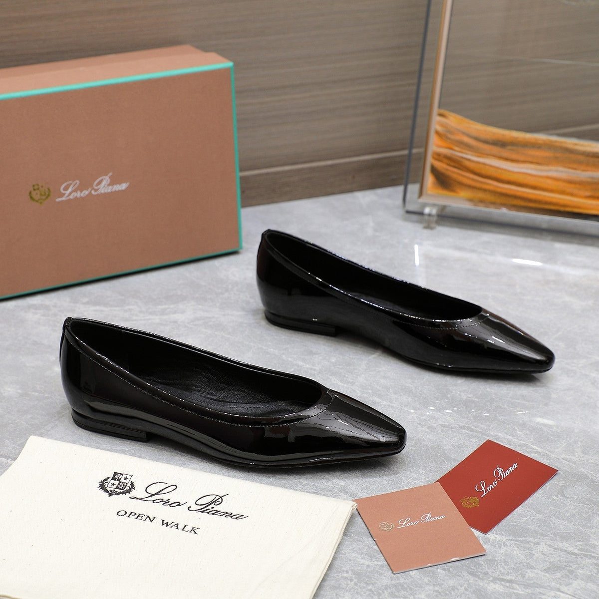 CLASSIC BALLET SHOES IN BLACK GLOSSY LEATHER